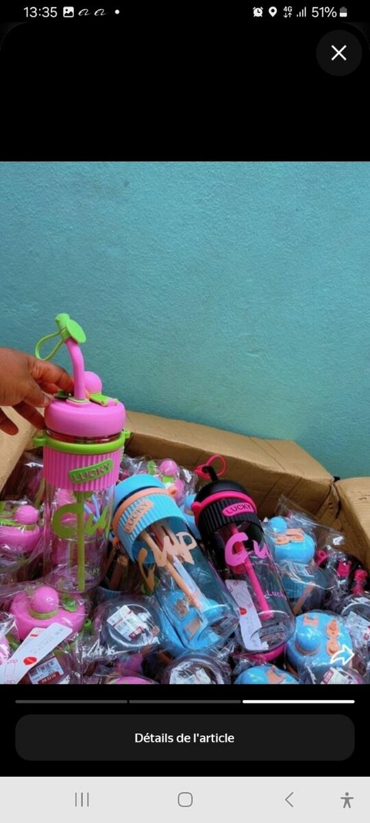 Bouteille d'eau avec paille