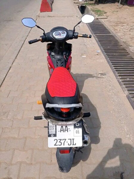 Scooter dynamique rouge et noir