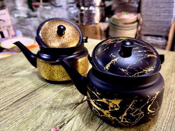 Théière élégante en fonte