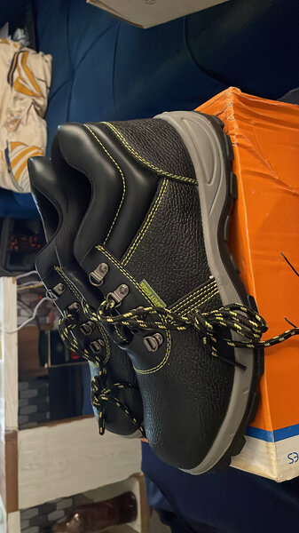 Chaussures de sécurité résistantes