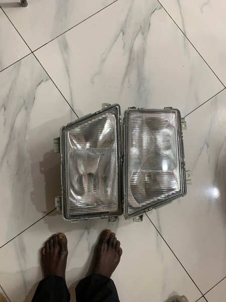 Phare avant de voiture