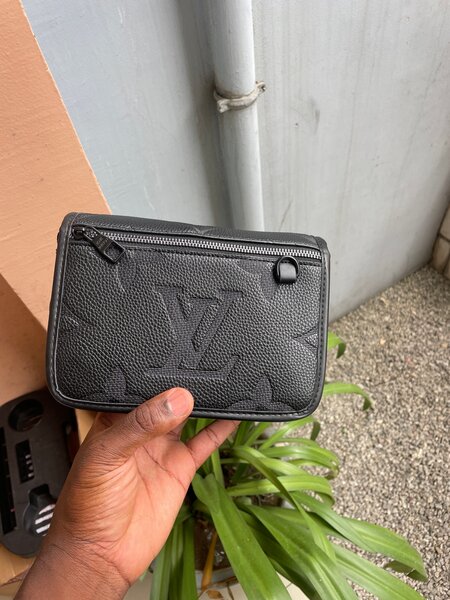 Pochette en cuir noire chic