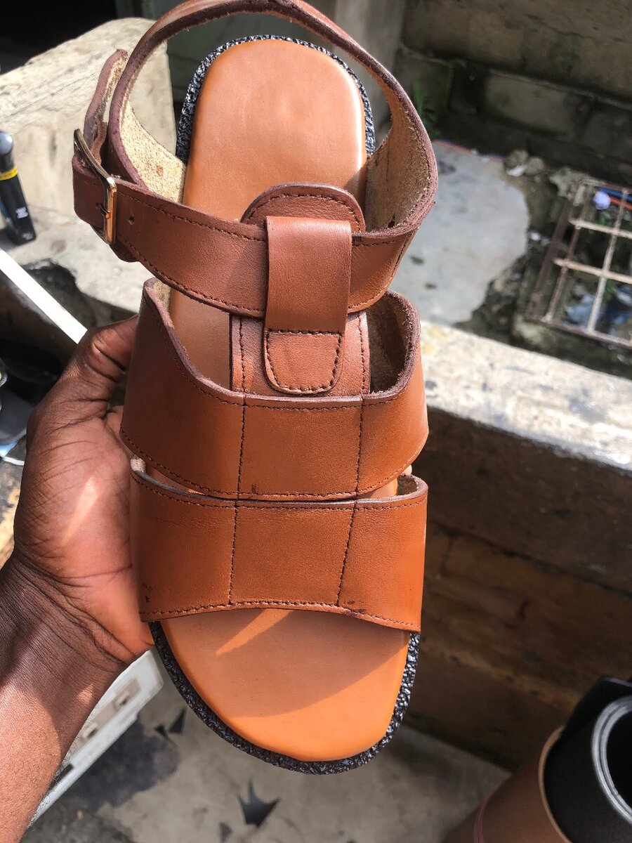 Sandales en cuir marron homme.