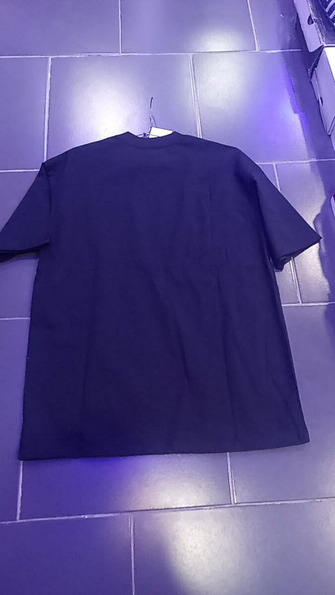 T-shirt noir à motif floral