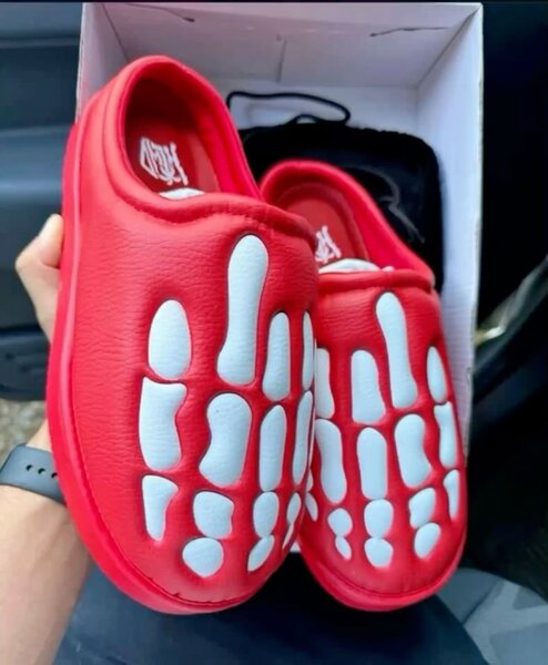 Chaussons squelettes rouges