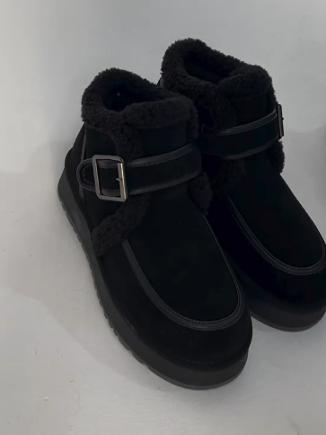 Зимние ботинки — стильная и функциональная обувь, предназначенная для комфортной носки в холодное время года. Они обеспечивают защиту от мороза, влаги и скользких поверхностей благодаря сочетанию качественных материалов и продуманного дизайна.