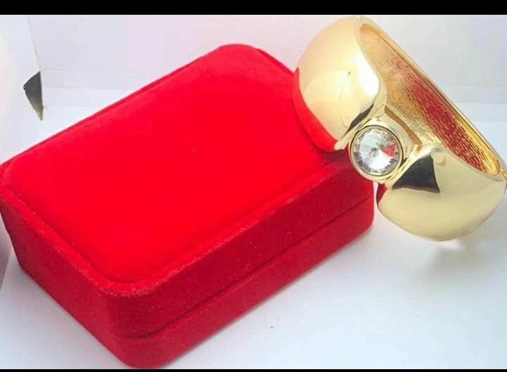 Bracelet doré avec cristal