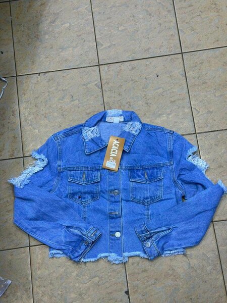 Veste en jean déchirée chic