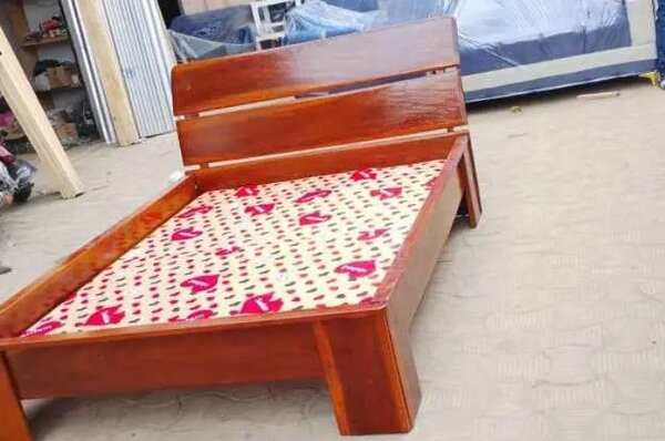 Lit en bois avec matelas