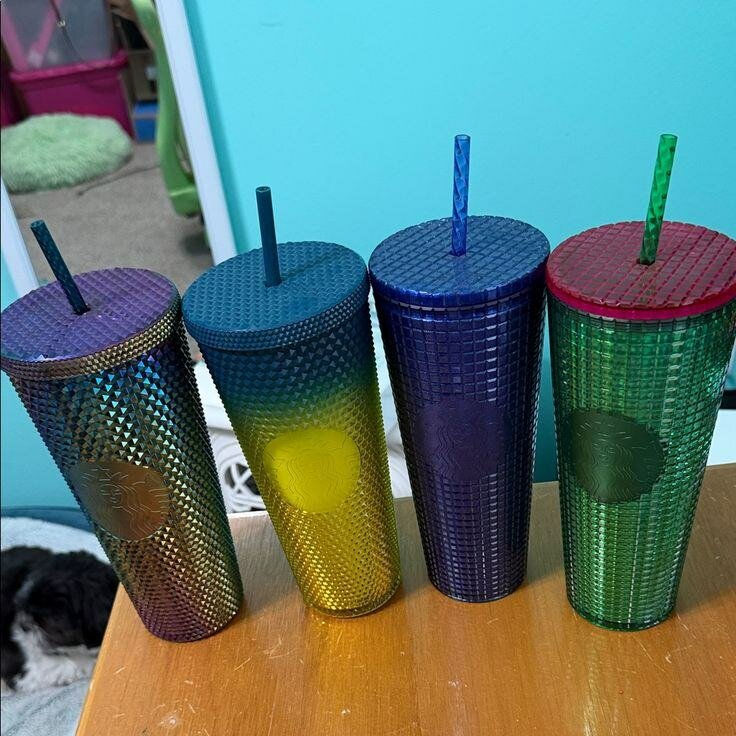 Tasse en plastique réutilisable avec couvercle et paille