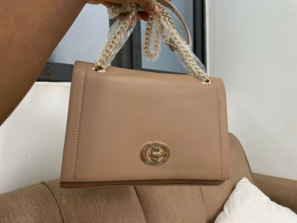 Sac à main chic avec chaîne