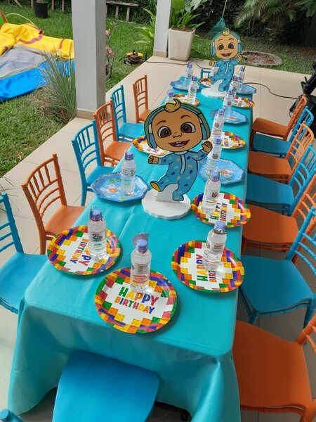 Chaises chivari et hirondelles