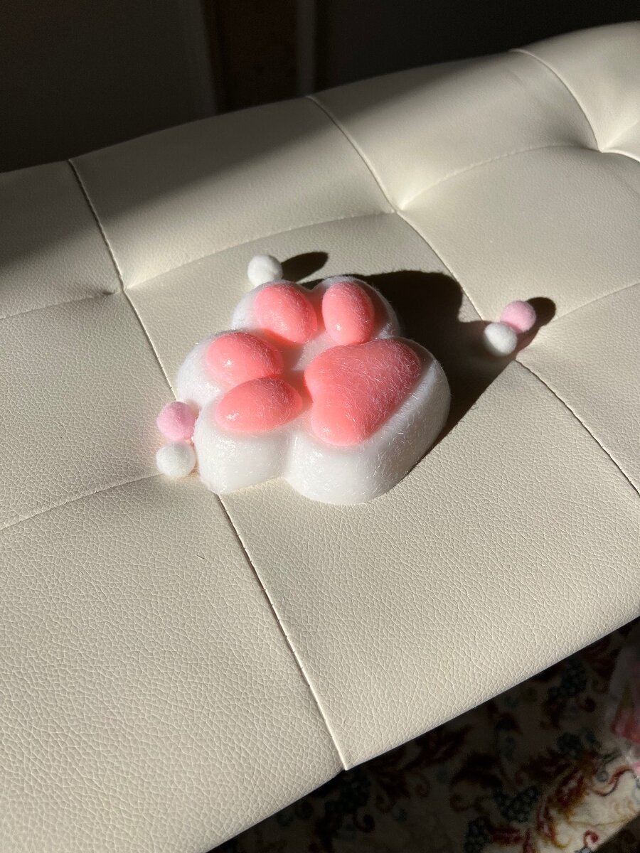 Белая большая таба лапка