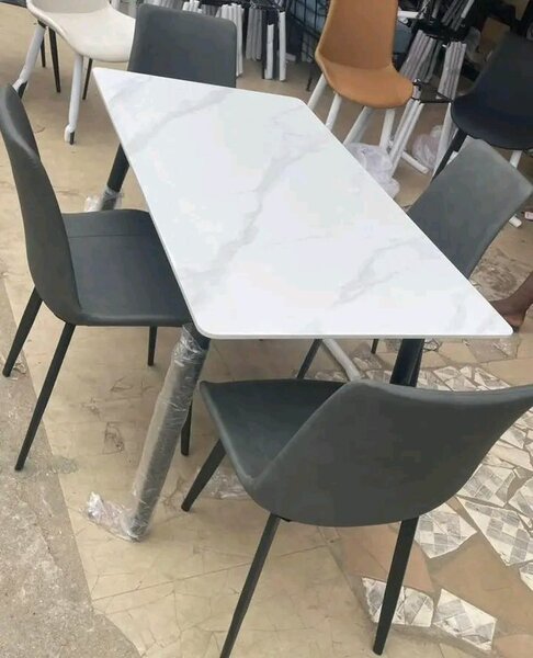 Ensemble table et chaises modernes