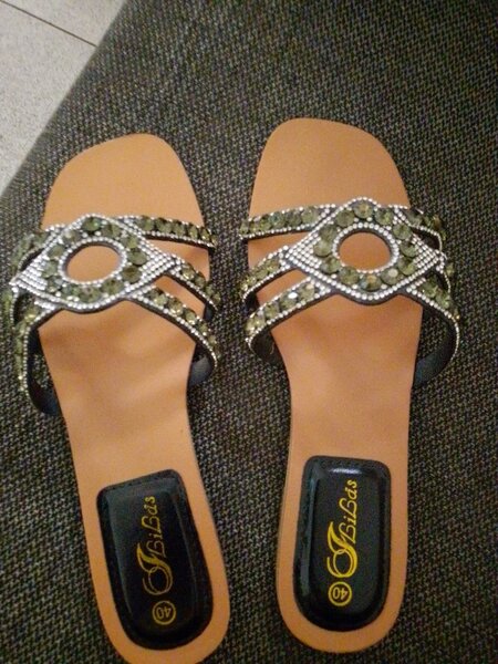 Sandales plates à strass