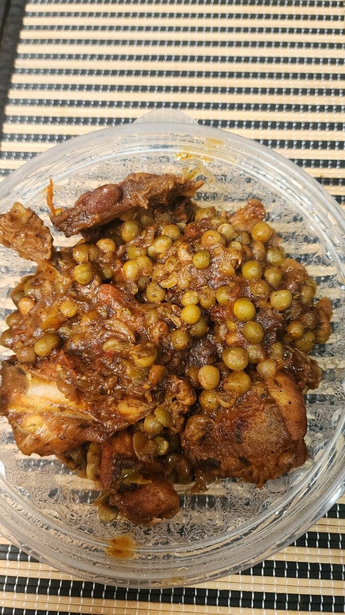 Poulet mijoté aux pois verts