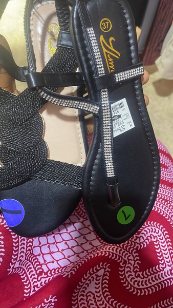 Sandales élégantes et brillantes