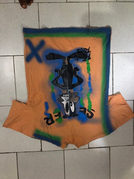 T-shirt graffiti coloré