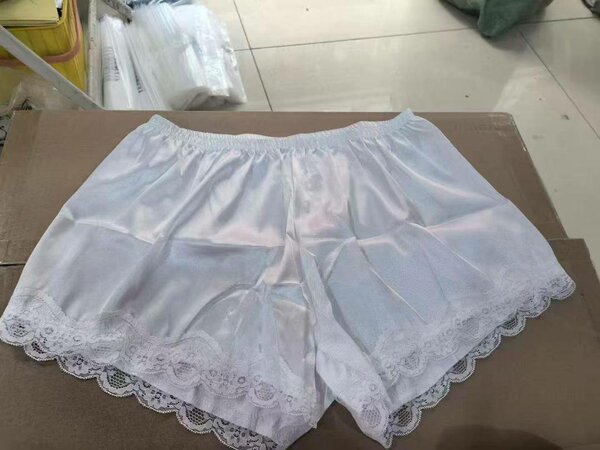 Shorts en satin avec dentelle