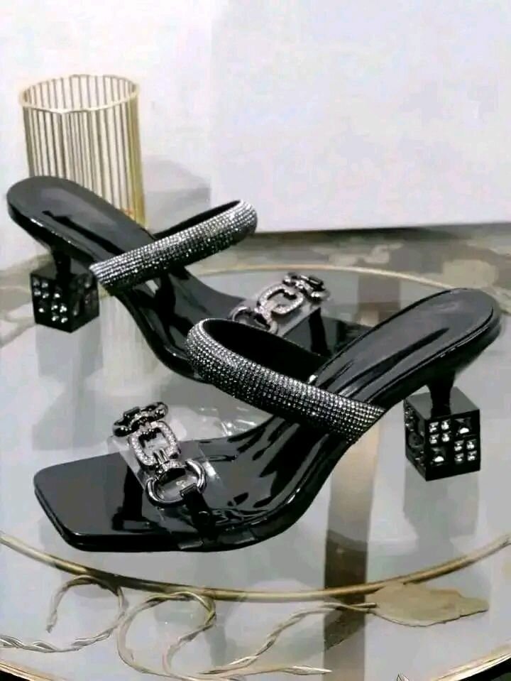 Sandales à talons ornées