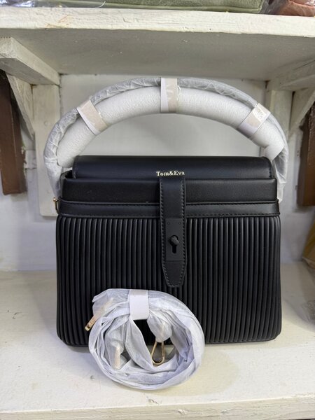 Sac à main Tom&eva en cuir noir ou marron