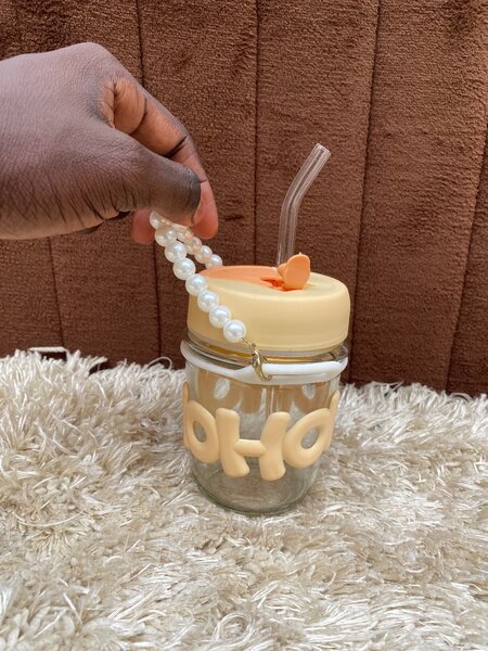 Tasse en verre avec paille