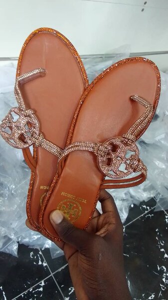 Sandales élégantes ornées de strass