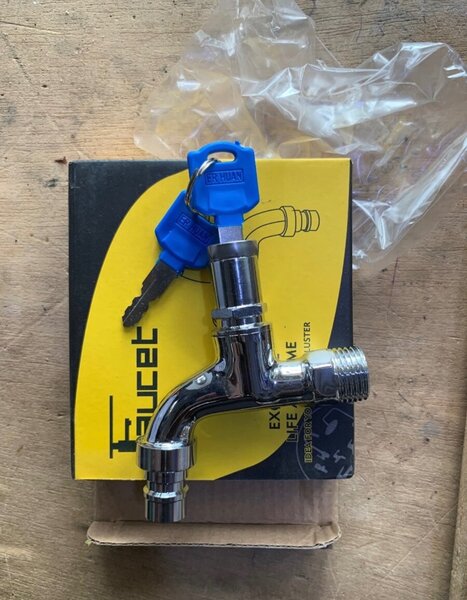 Robinet à la pompe chromé