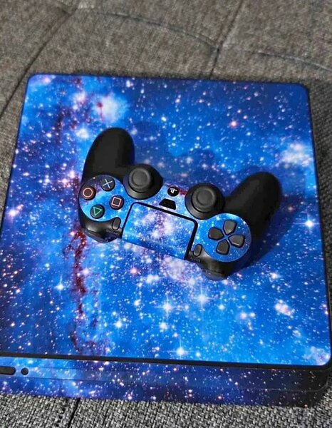 Console de jeu avec manettes