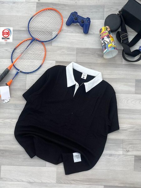 Polo noir à col blanc