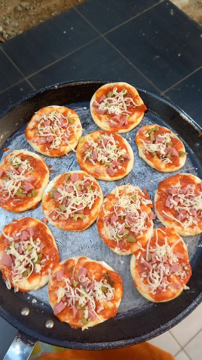 Mini pizzas ,pastel , crepes