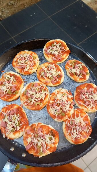 Mini pizzas ,pastel , crepes