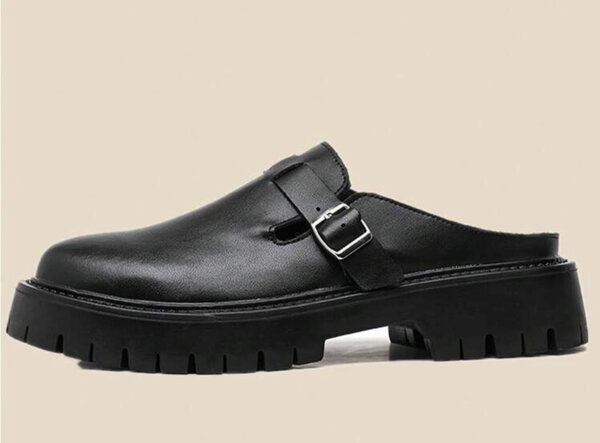 Sabots en cuir noir