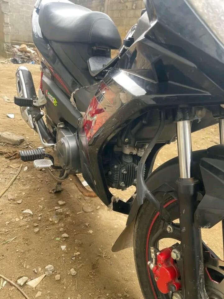 Moto sportive noire élégante