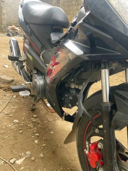 Moto sportive noire élégante