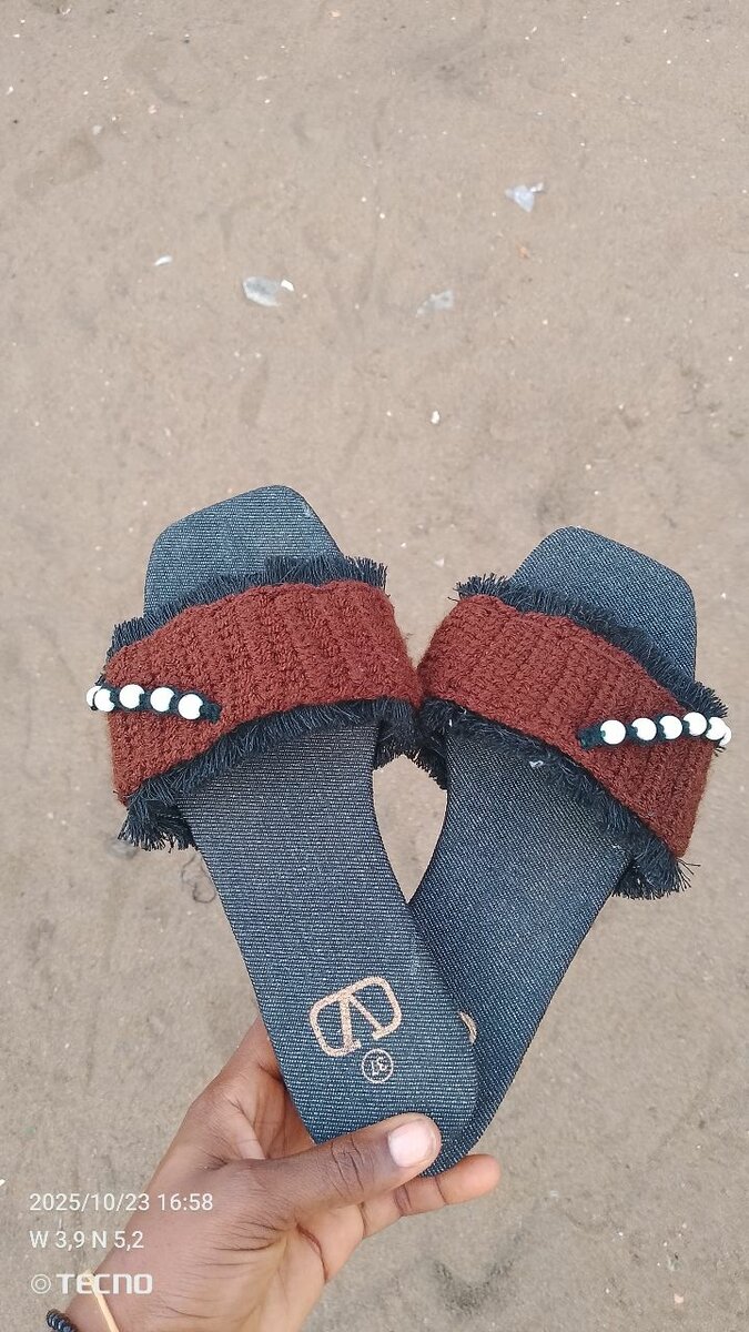 Sandales perlées en tissu