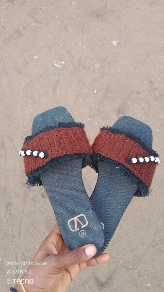 Sandales perlées en tissu