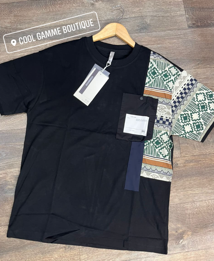 T-shirt homme noir avec poche et motif sur la moitié droite