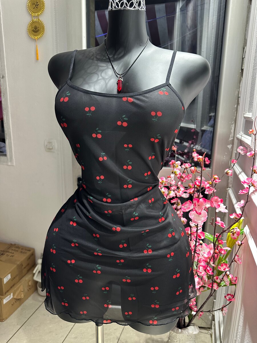 Robe noire à motifs cerises