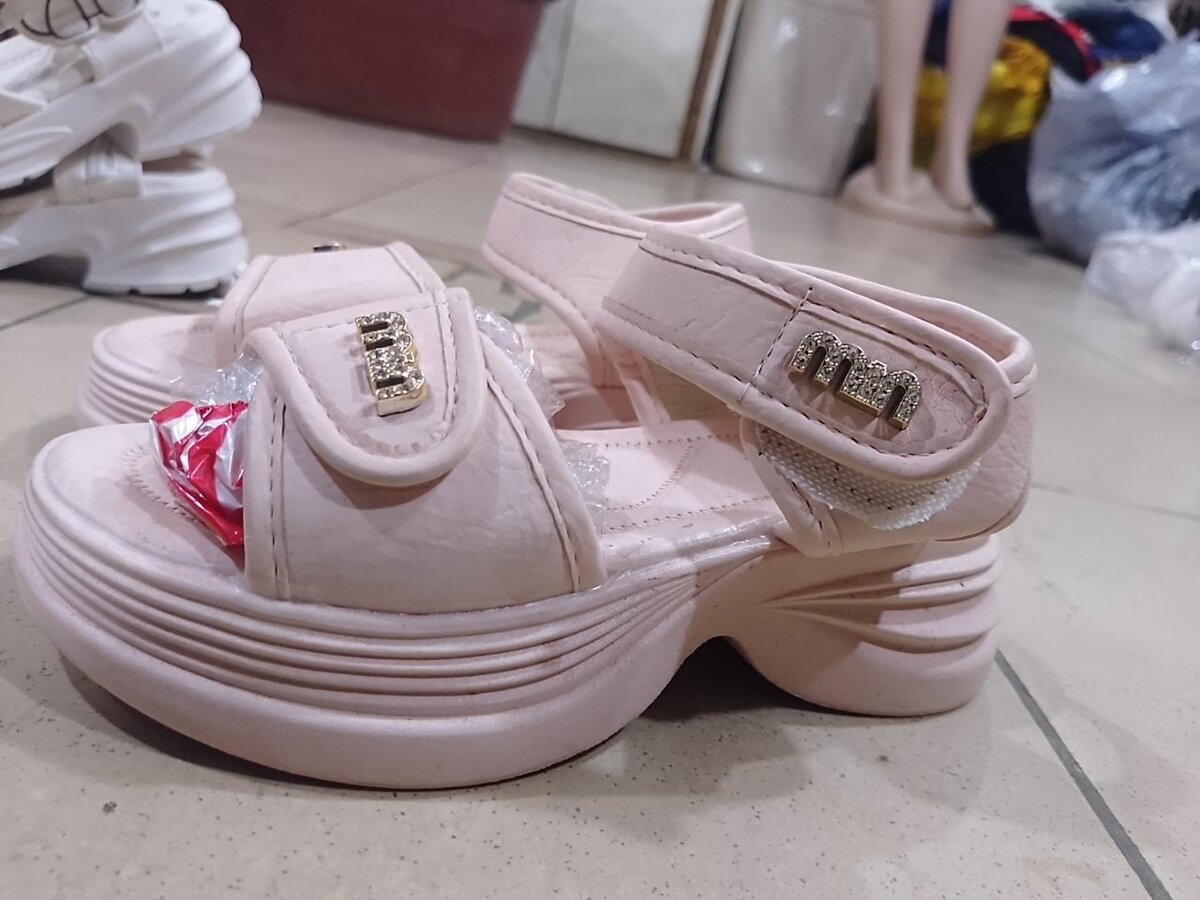 Sandales compensées rose élégantes