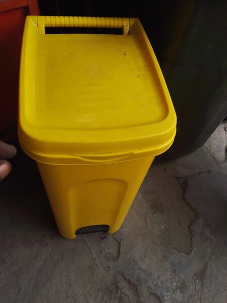 Poubelle à pédale jaune 80L