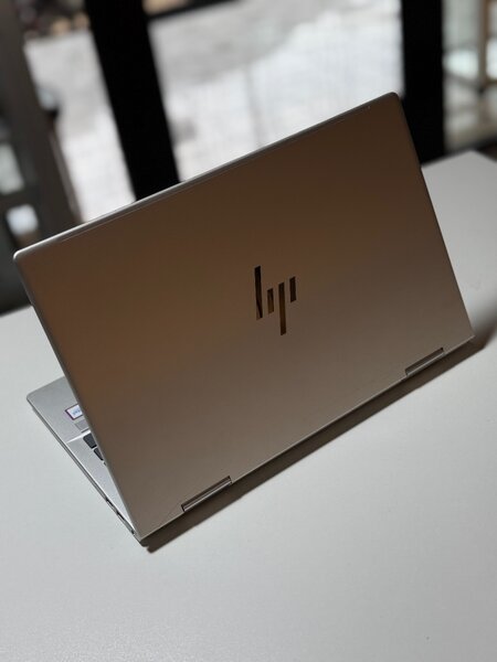 Laptop convertible HP moderne