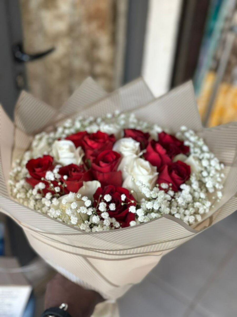 Bouquet de Roses Rouges et Blanches