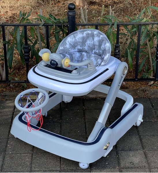 Trotteur bébé avec panier de basketball