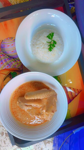Repas de Riz et Sauce Poulet