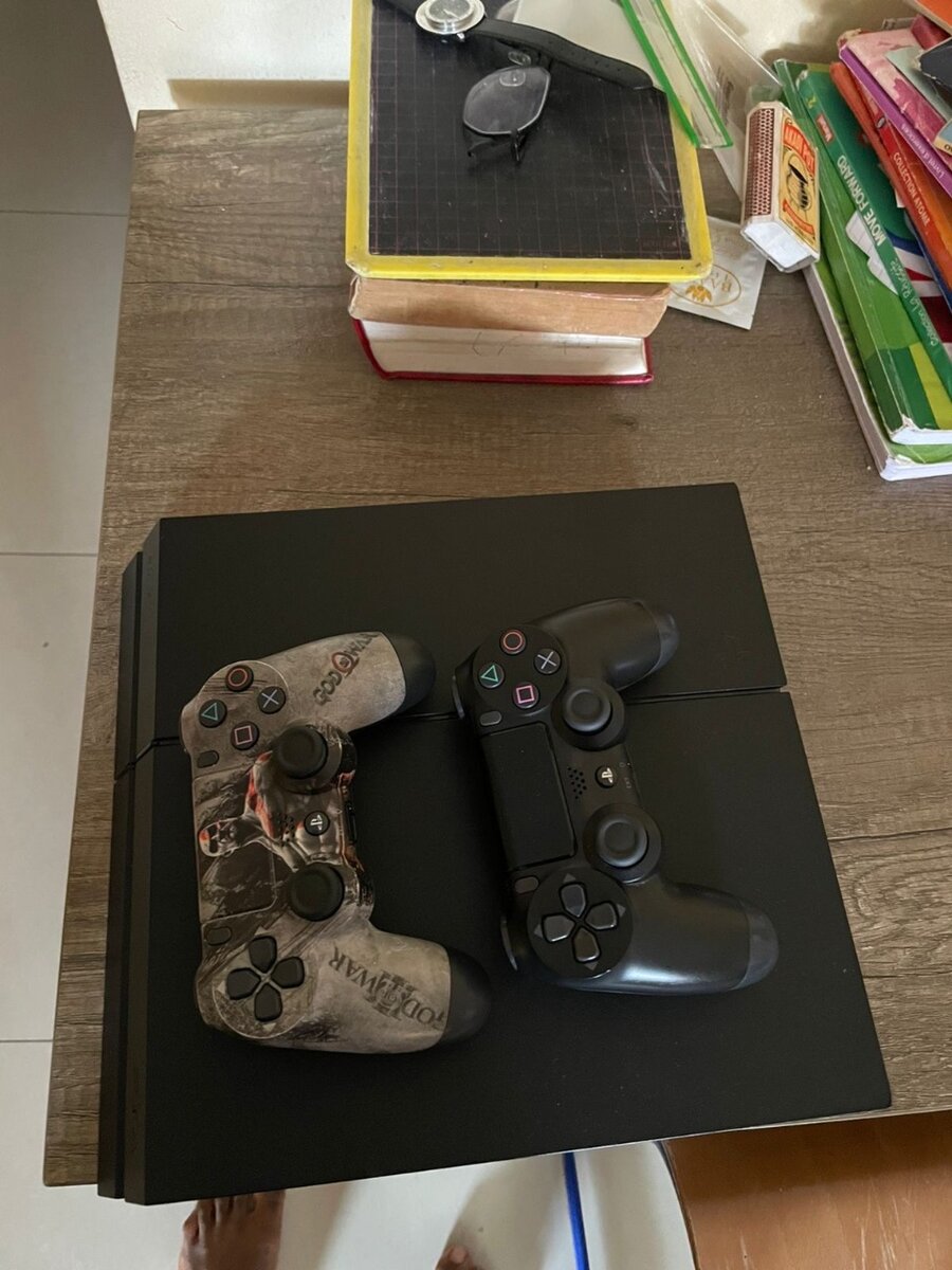 PS4 FAT avec 2 manettes