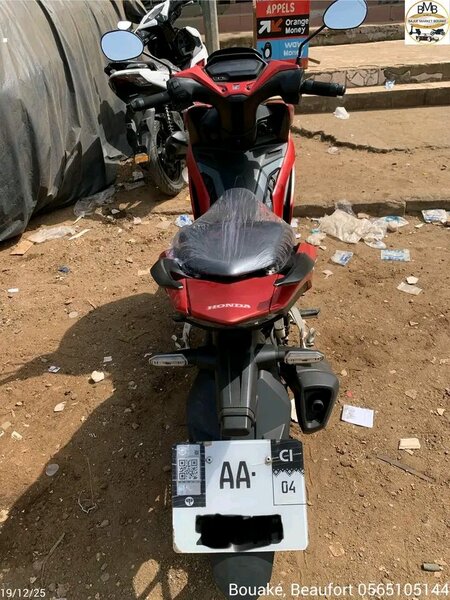 Moto Honda sportive rouge