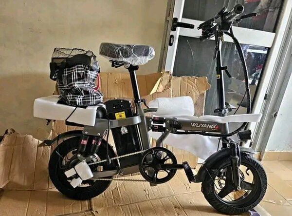Vélo électrique pliant compact