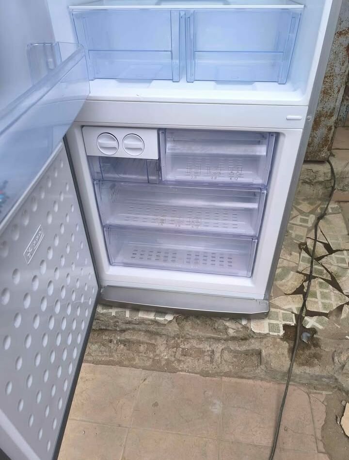 Réfrigérateur moderne avec distributeur