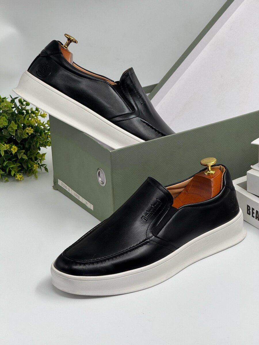 TIMBERLAND BLACK AND WHITE